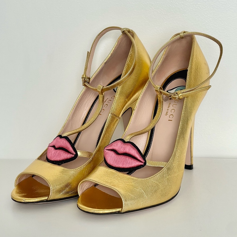 Gucci Gold Leather Molina Lips Embroidered T-Strap Pumps